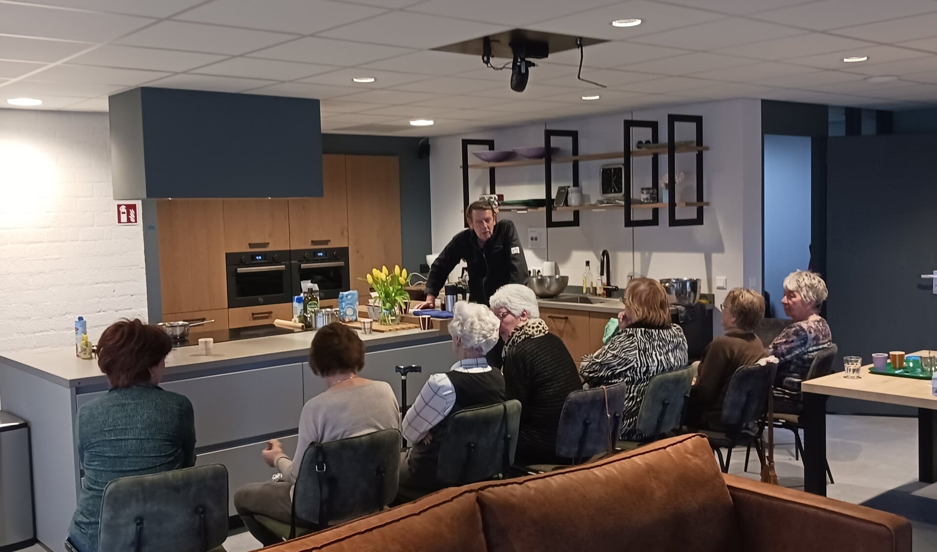 Vrijwilligers open Eetcafés Lingewaard volgen aandachtig de introductie van chefkok Willem Cornelissen. (foto: Marianne te Bokkel)