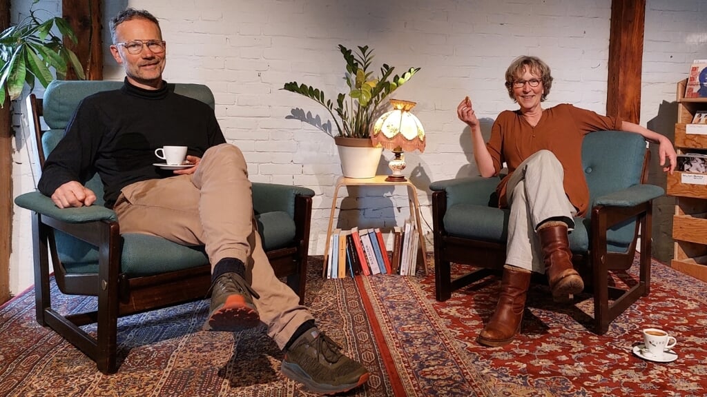 Remy Angel en Nora van Dam organiseren en presenteren het Storytell-Café. 