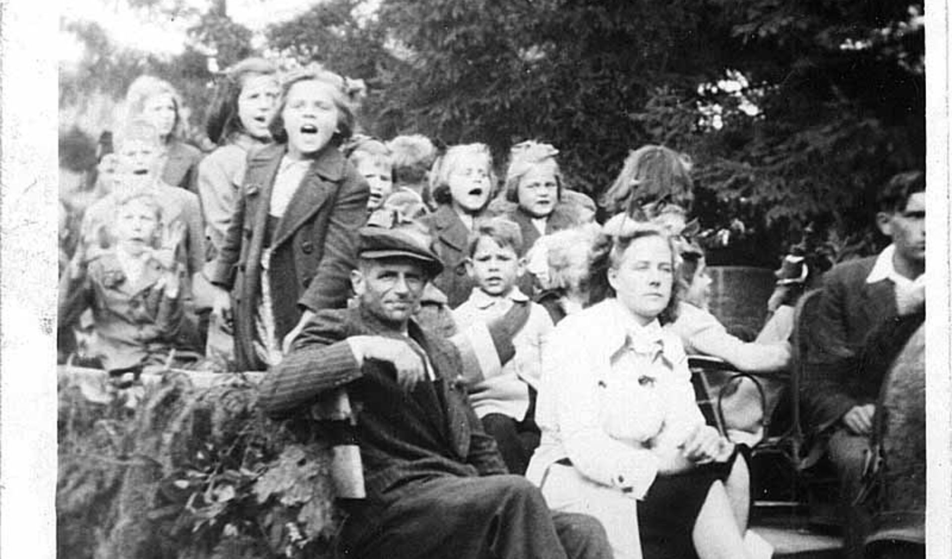 Bevrijdingsfeest op platte wagen, Valburg 1946