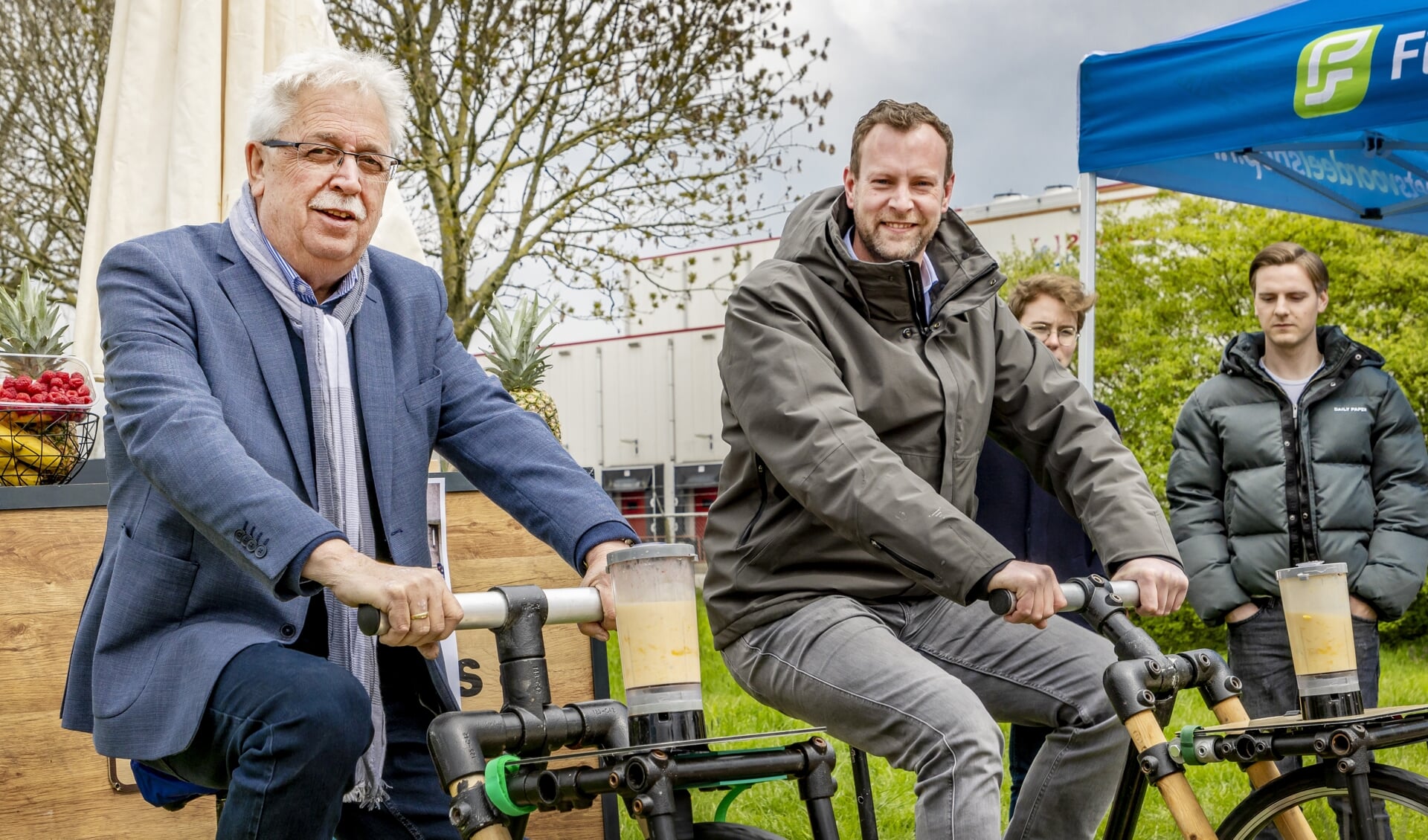 Toon Albers (links) en Axel Jansen fietsen een smoothie (Foto: Jeroen Liemers Studio38c)