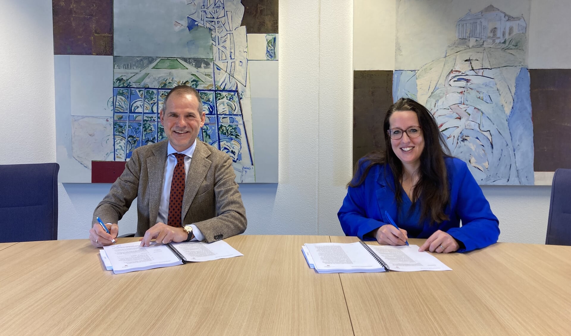  Dominique van Dam en Clemie van Wanrooij ondertekenen de intentieovereenkomst