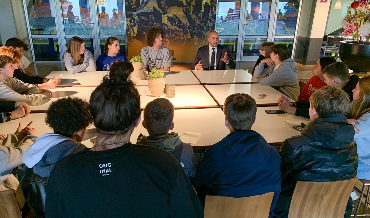 leerlingen in gesprek met Burgemeester Marcouch