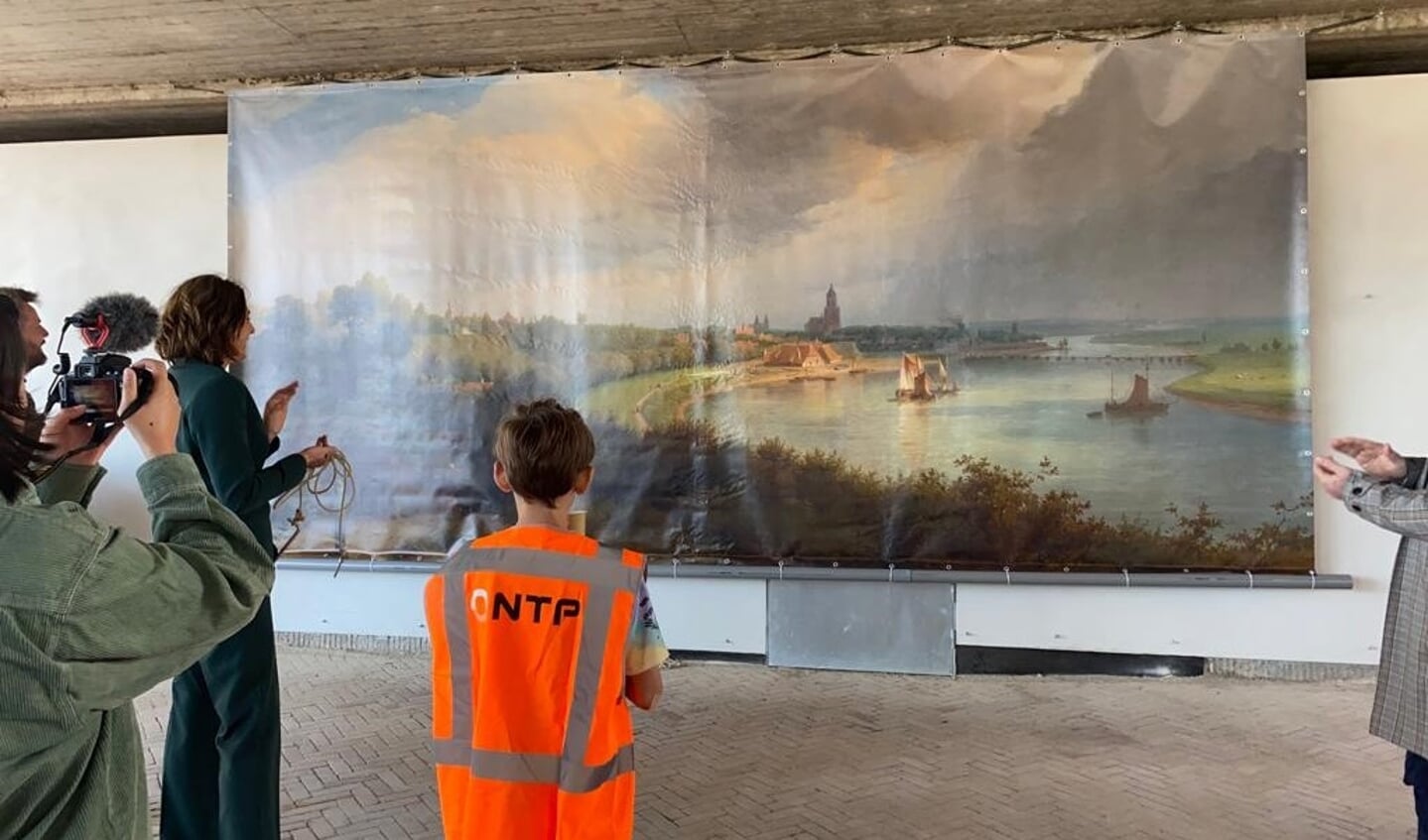  Wethouder Nermina Kundic opent de nieuwe bushalte door de muurschildering ‘Uitzicht op de Rijn’ te onthullen 
