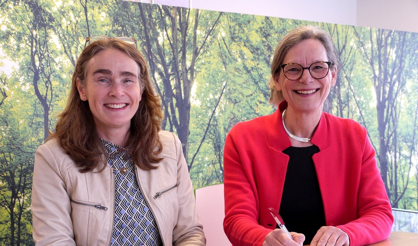 Bestuurders Ilse van Eekelen (SgOMB) en Elisabeth Pels Rijcken (DWC) tekenen fusieovereenkomst. (foto: H. de Bruijn)