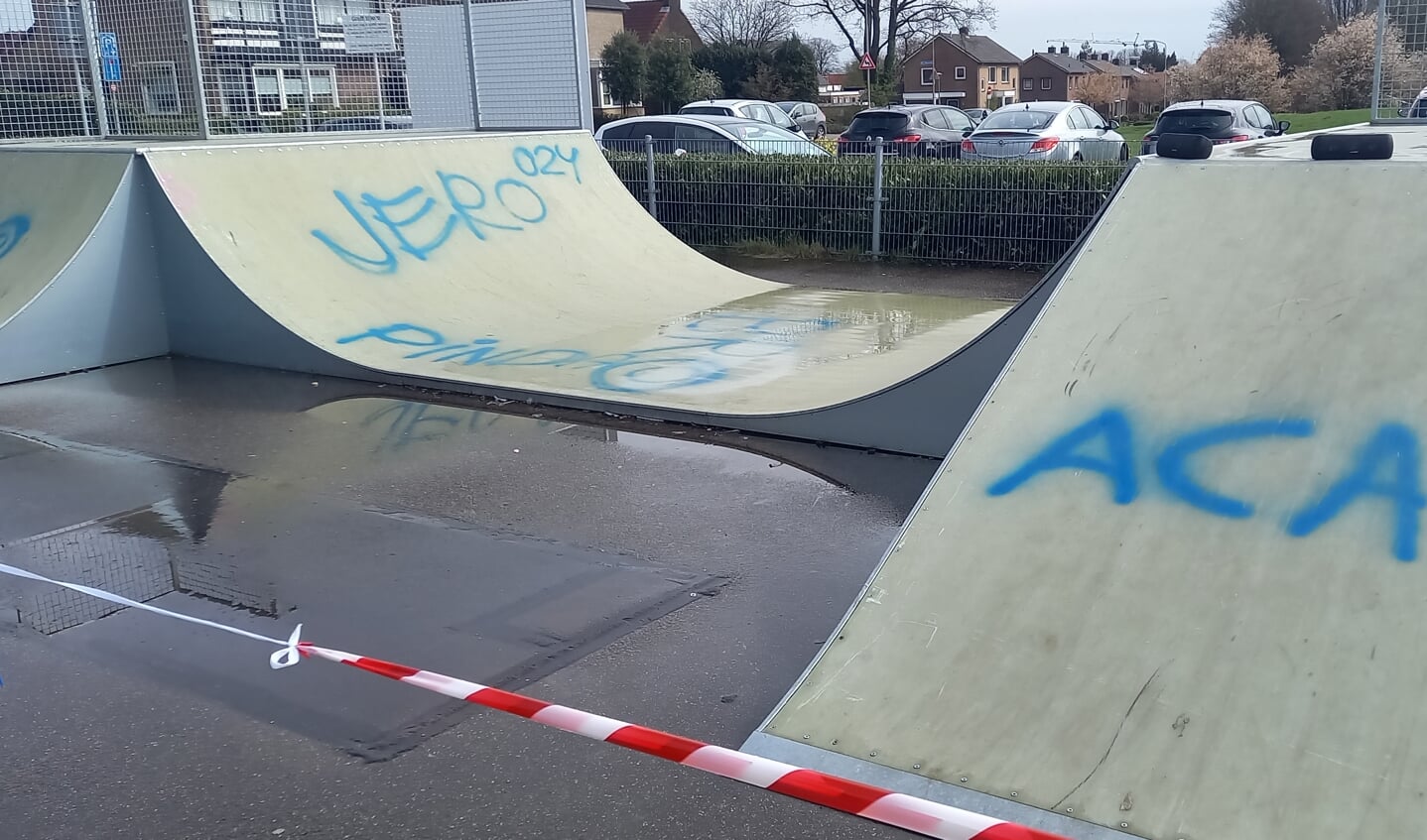 De met graffiti bekladde skatebaan. 