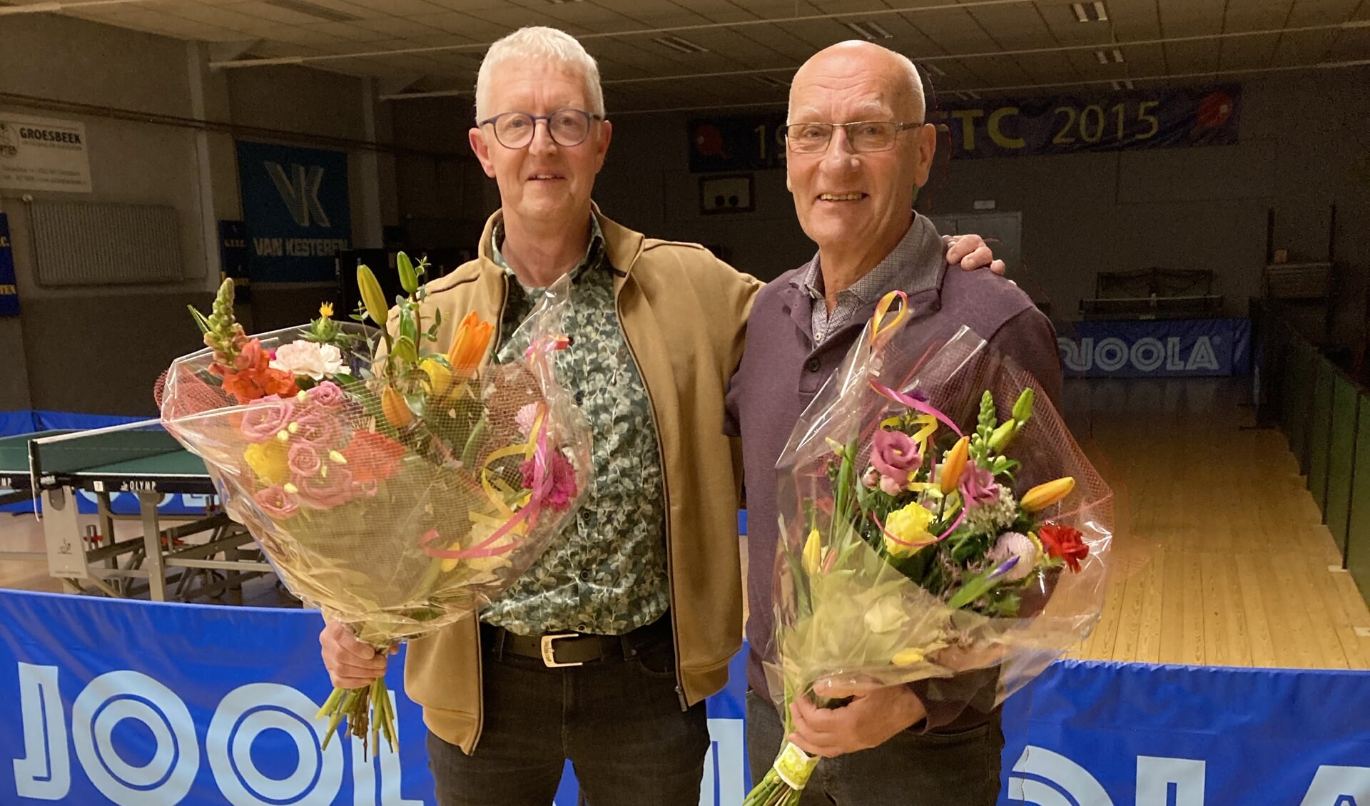 Links Hennie Cillessen, 25 jaar lid en rechts Paul van den Boogaard 40 jaar lid van GGTC Groesbeek. (foto: GTTC Groesbeek)