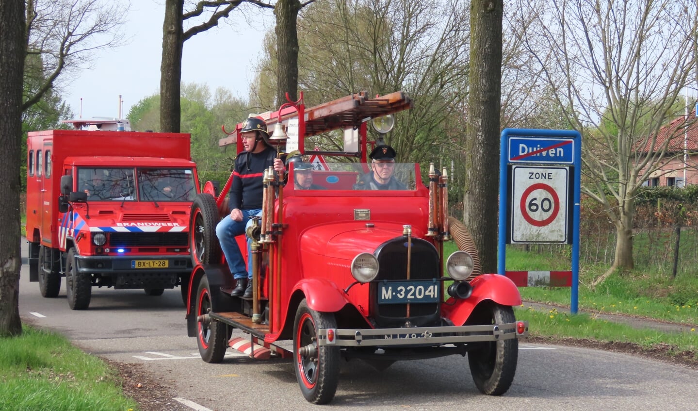 Zo'n tien (oude) voertuigen reden in colonne door de gemeente Duiven
