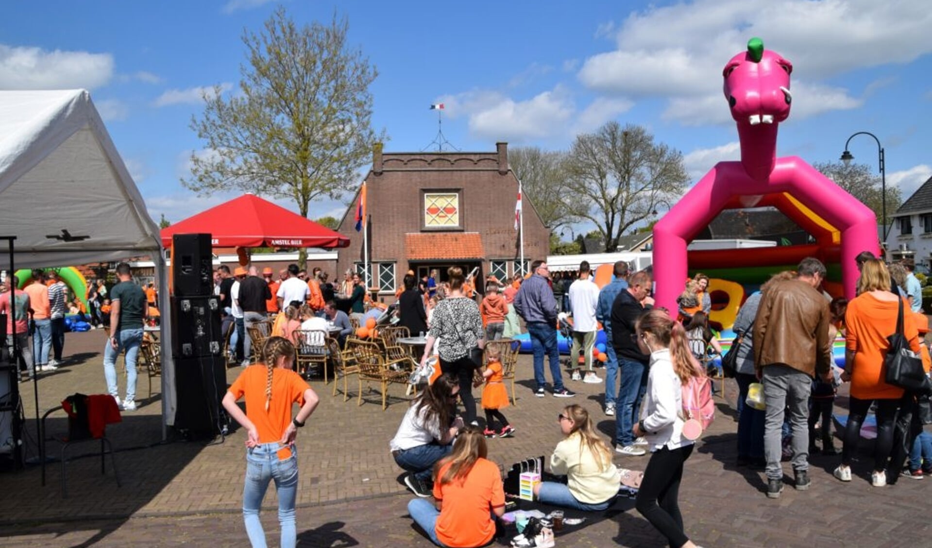 Koningsdag in Doornenburg met veel spellen en vertier. (foto: DeDoornenburger.nl)