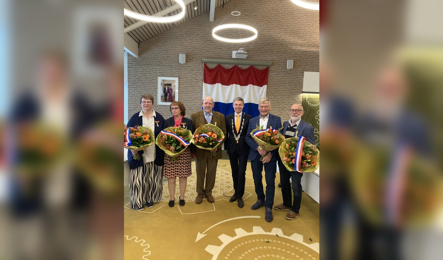 Burgemeester Huub Hieltjes met de decorandi Marianne van der Poel, Herma Egging, Wielie Ebbers, Hans Walravens en Bart van Kerkhoff.