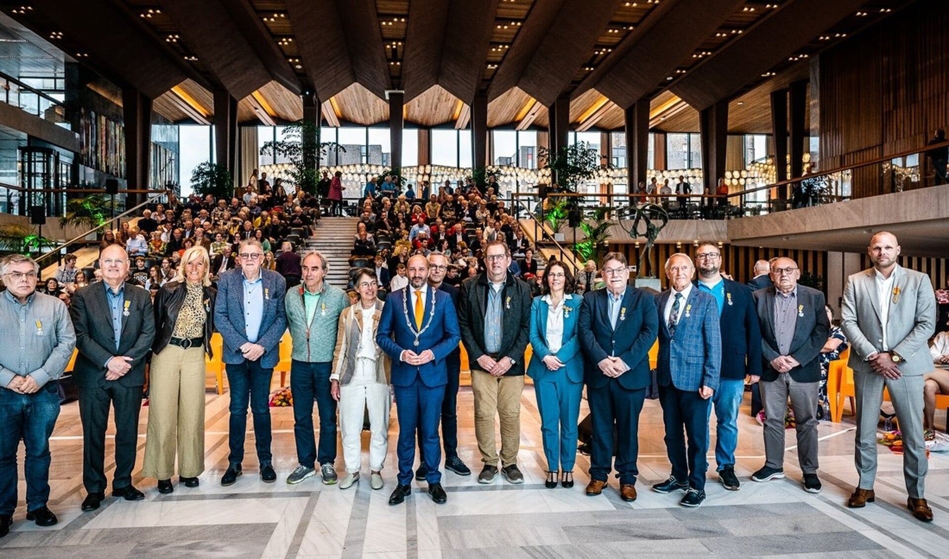 Blijdschap en applaus op Arnhems stadhuis voor veertien mensen met Koninklijke Onderscheiding bij lintjesregen 