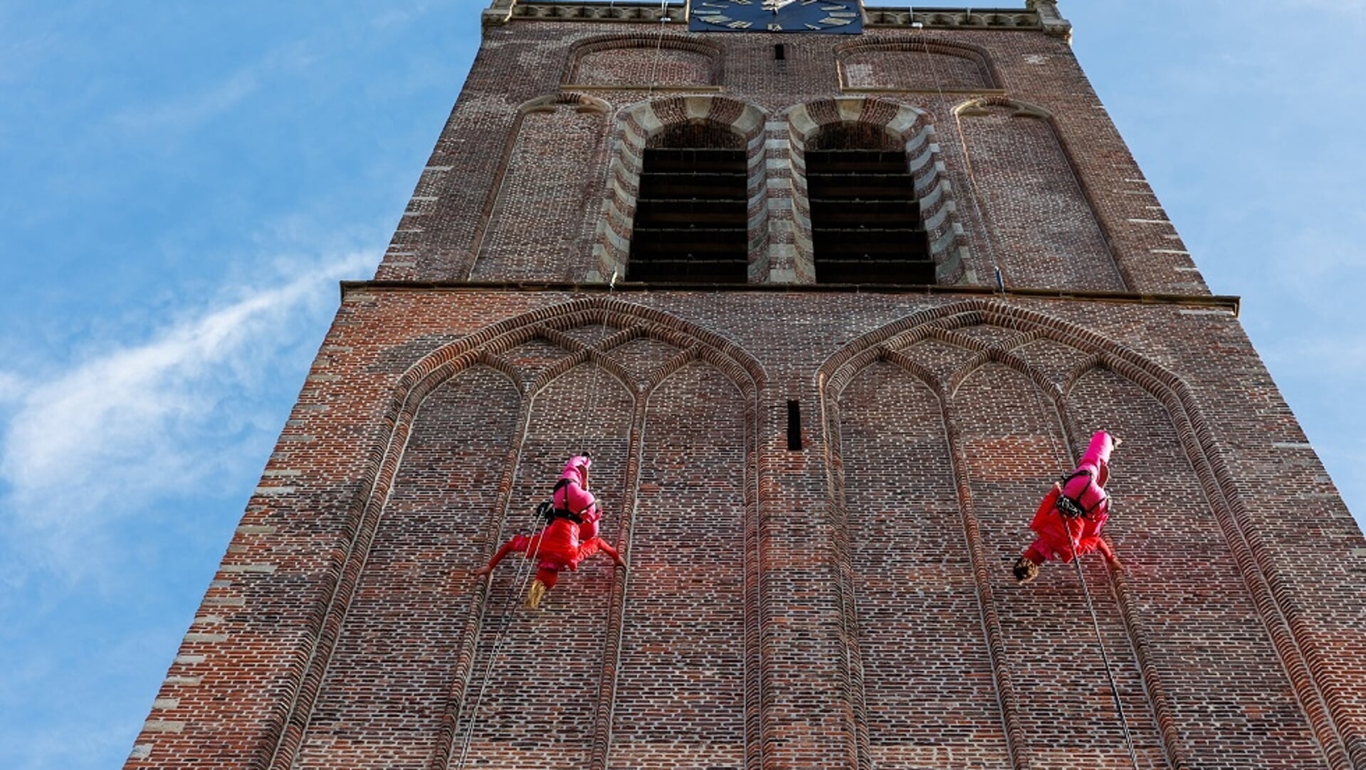 'Verticale dansers' aan de toren.