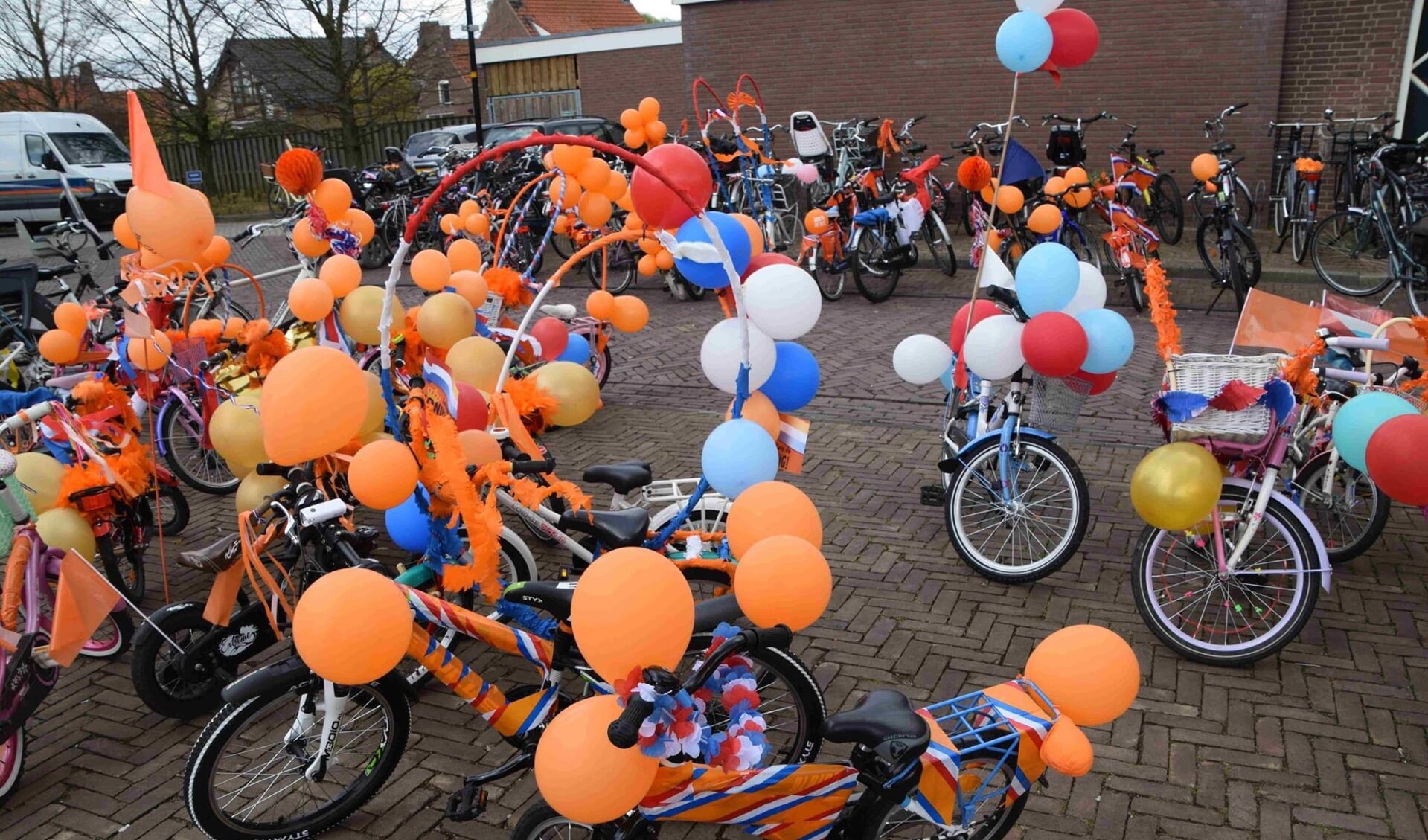 Versierde fietsen tijdens Koningsdag in Doornenburg. 