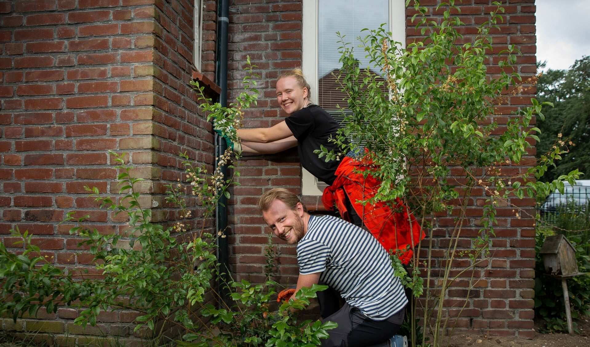 Vrijwilligers van Lentekracht zijn bijna klaar met het afkoppelen van een regenpijp. 