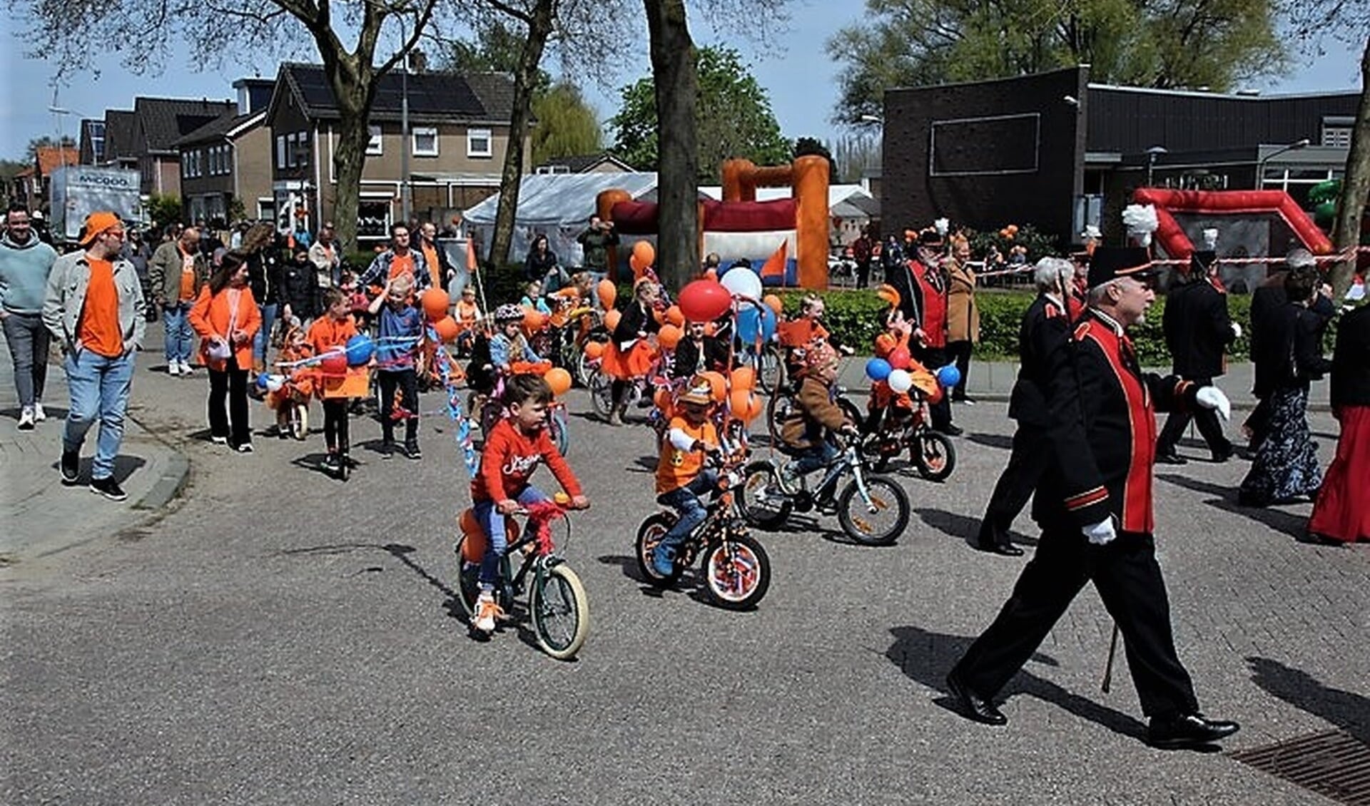 De jeugd van Ooij op pad met versierde fietsen. 