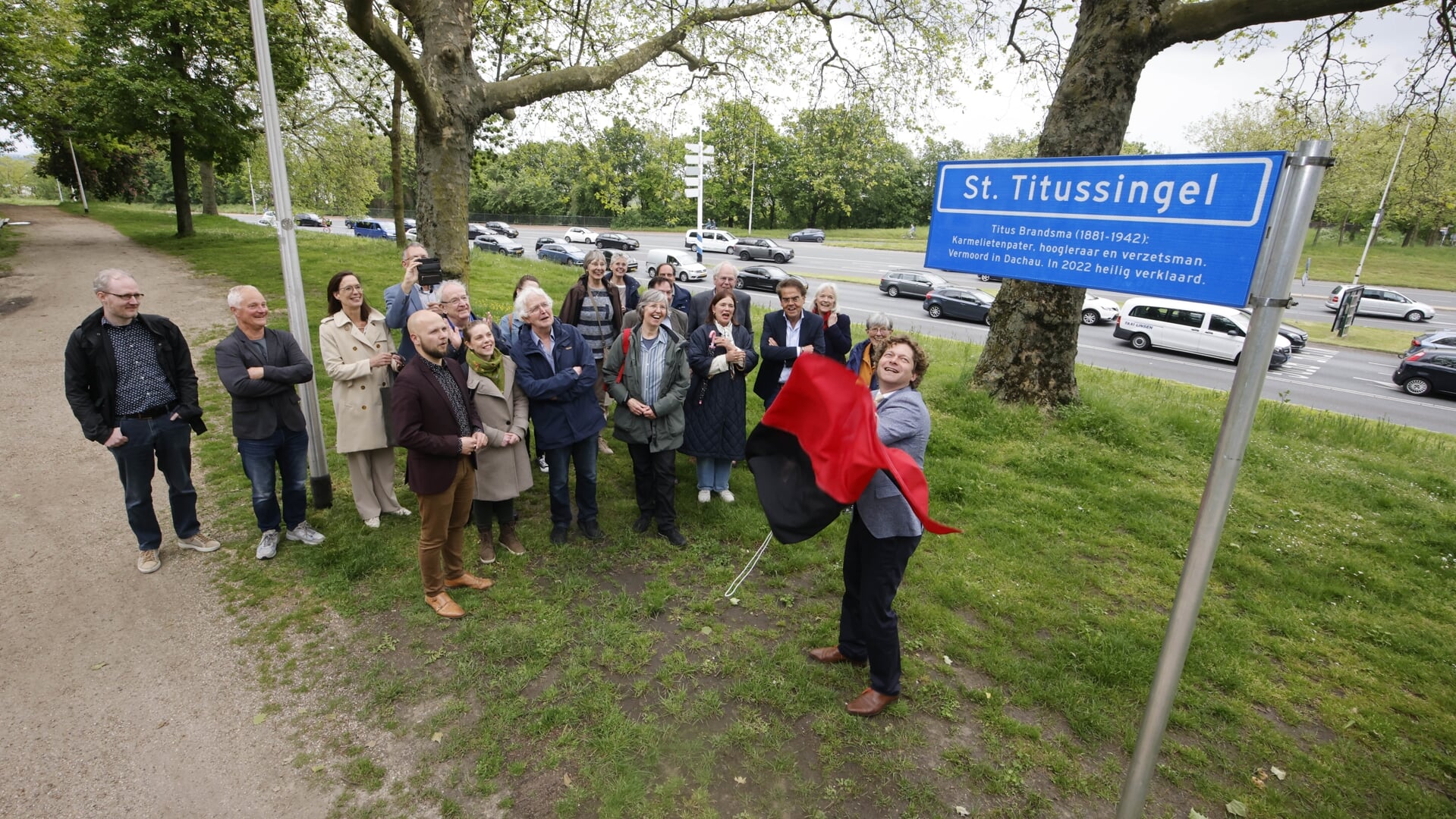 Wethouder Tobias van Elferen onthult het naambord. (Foto: gemeente Nijmegen)