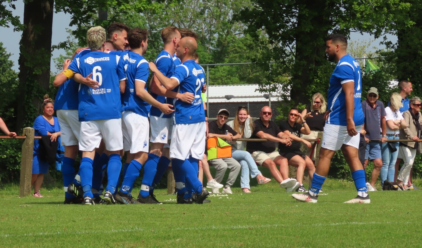 De felicitaties aan Tim Hendriks na zijn 1-3.