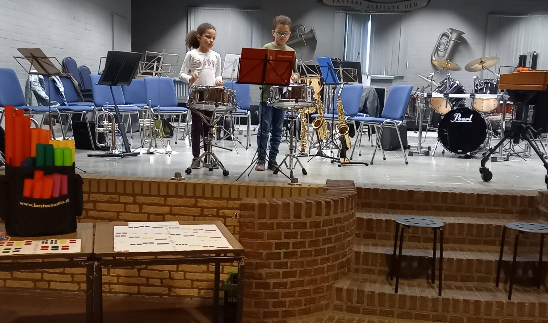 De 9-jarige Terence Groning en zijn 7-jarig zusje Clair geven trommeldemonstratie op het podium.
