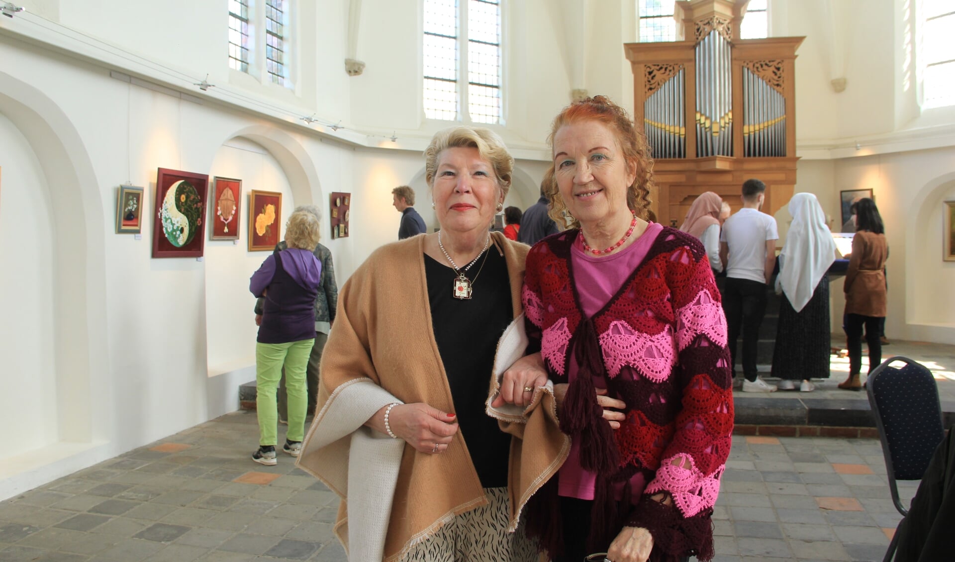 De twee kunstenaressen Miriam Fleuren en Toos van Aalst. 