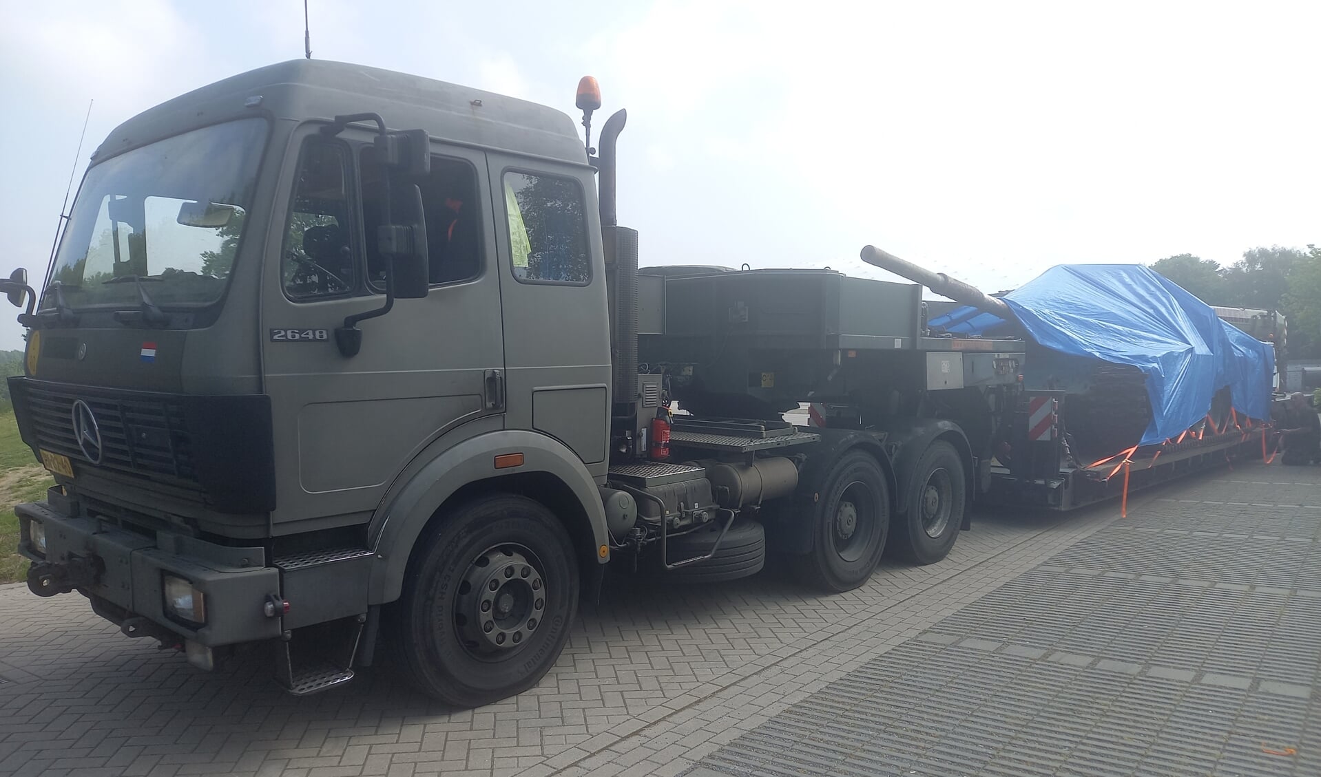 Russische tank klaar voor transport naar Amsterdam. 