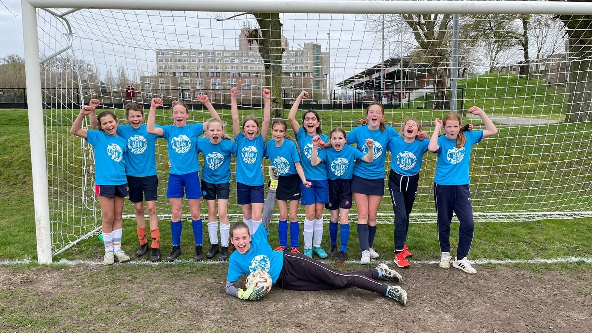 De meiden van groep 8B van basisschool Klein Heyendaal.