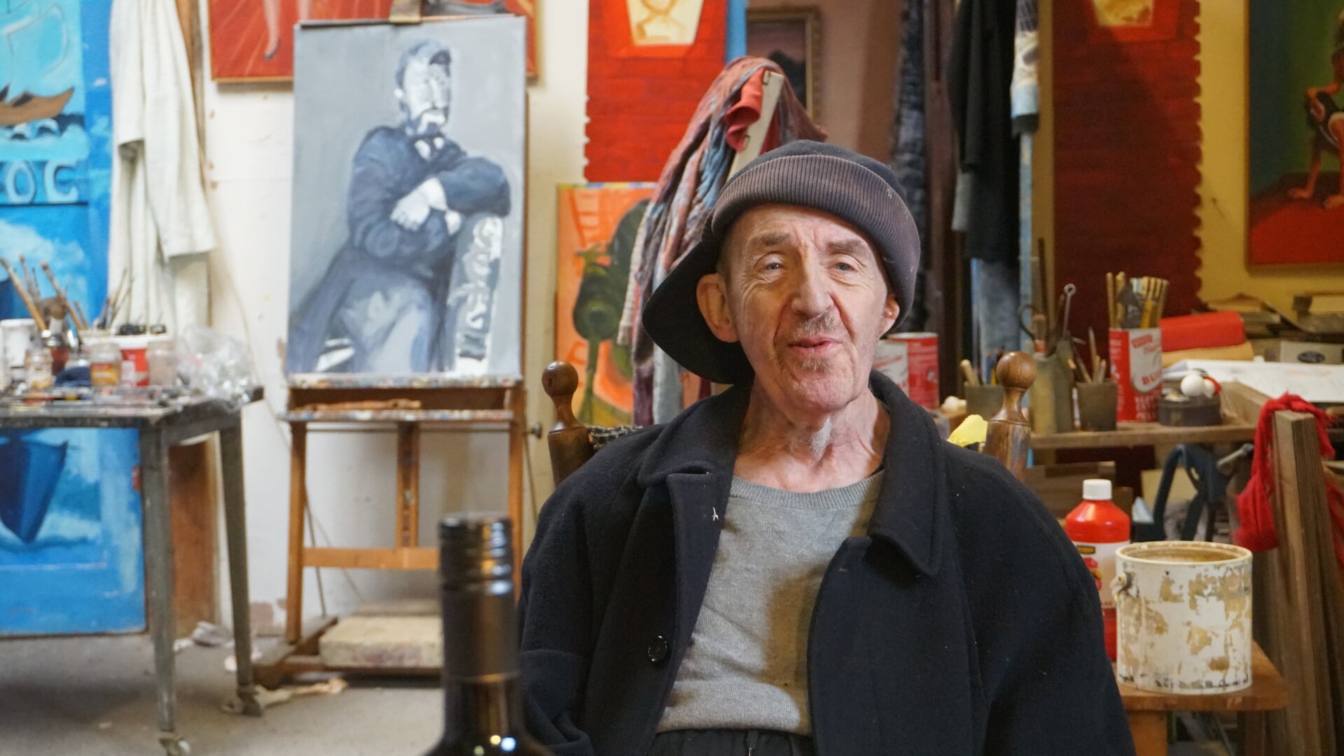 Henk van der Ploeg in zijn atelier.