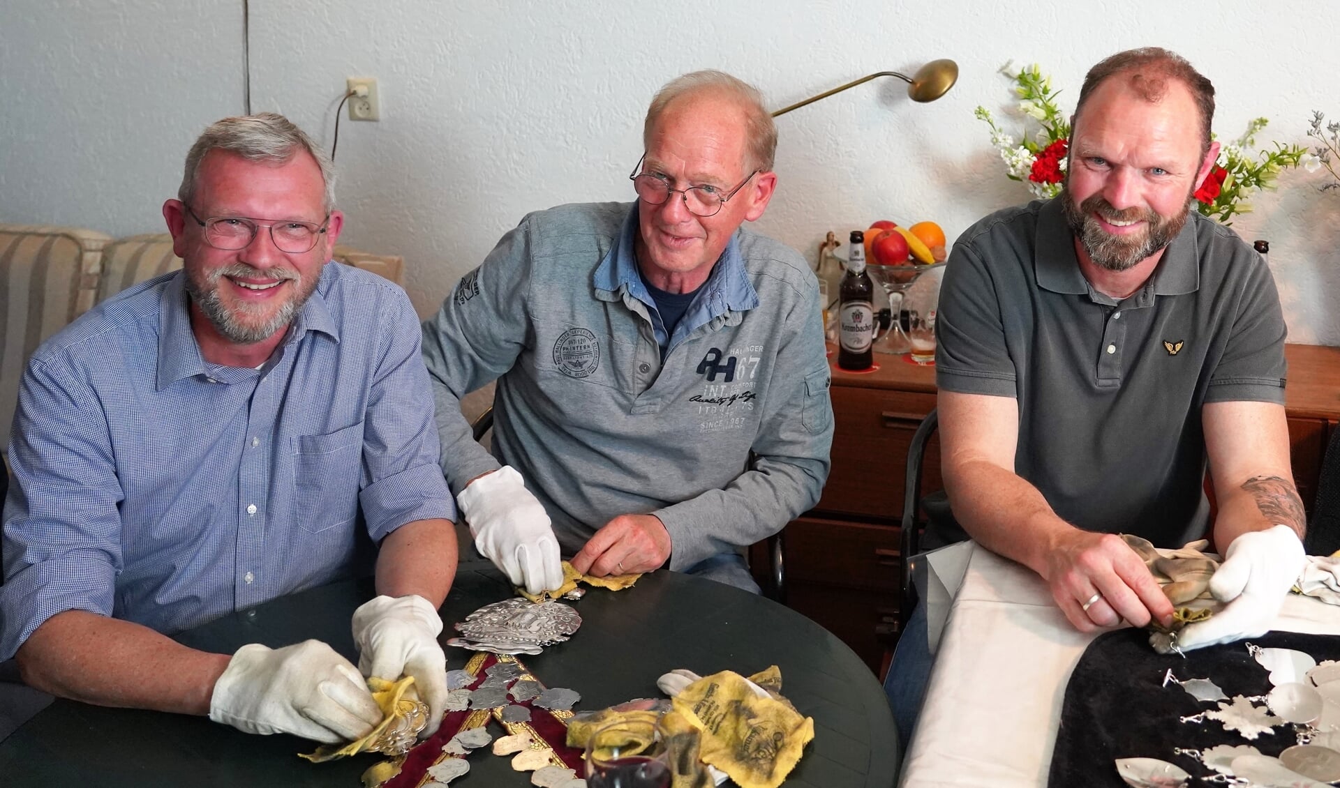 Edwin Wienhoven, Michiel Wilde en Ricardo Tankink leggen de laatste hand aan het poetsen van het koningszilver 
