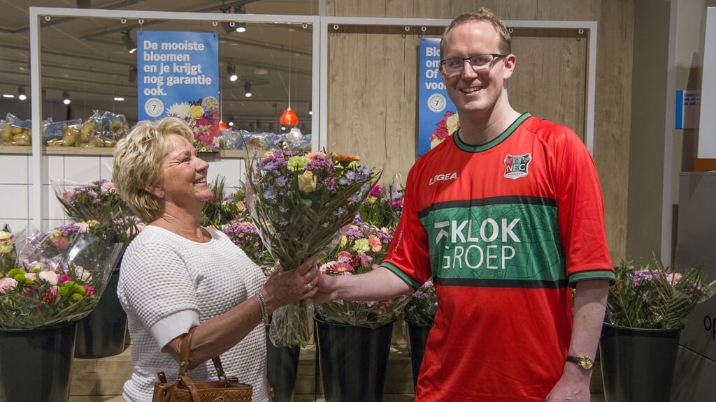 Lerrie Grooten geeft een voor hem onbekende vrouw een bosje bloemen. Zomaar een aardig gebaar. 