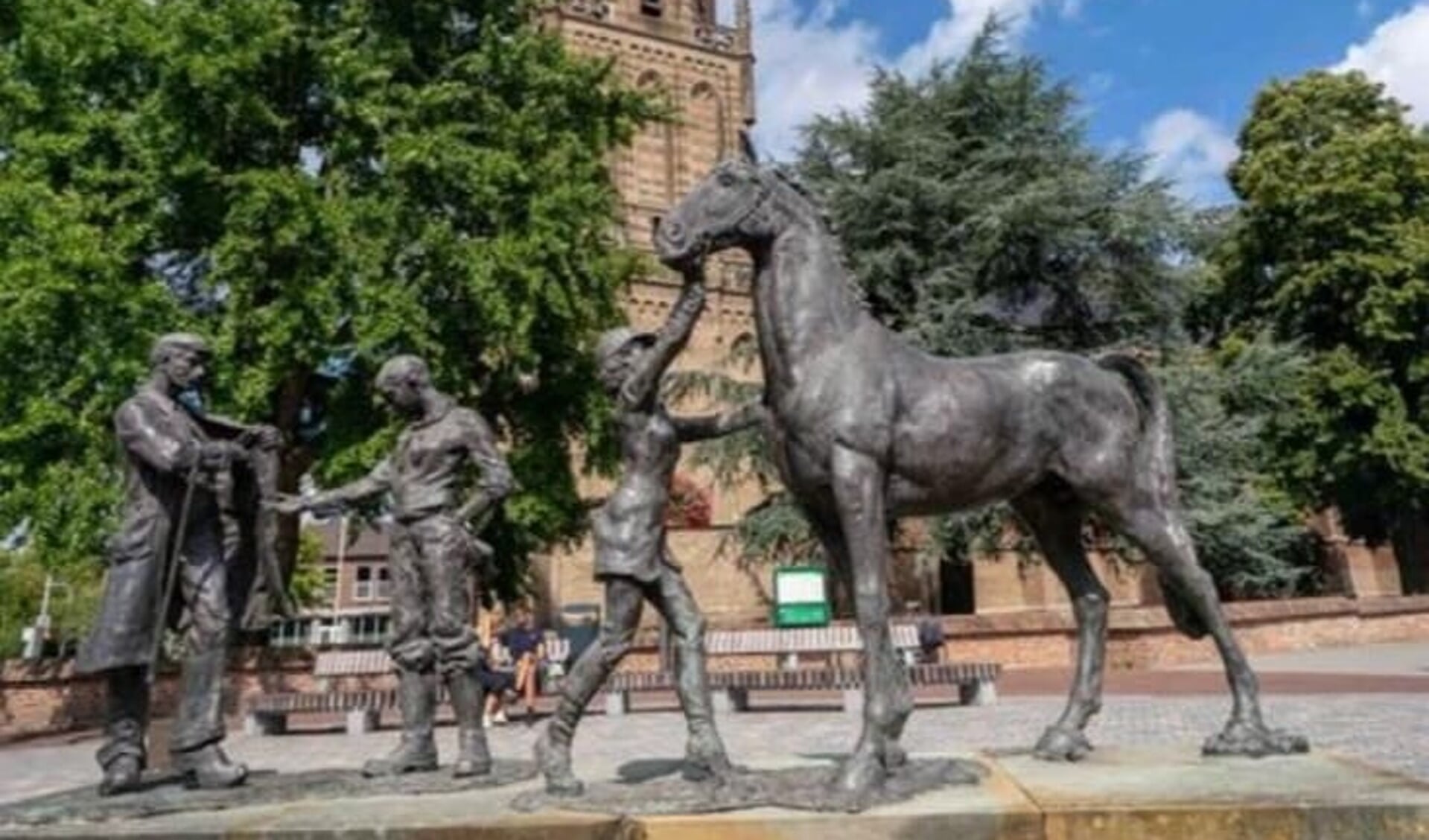 Het standbeeld Paardenhandel voor De Grote Kerk in Elst. 