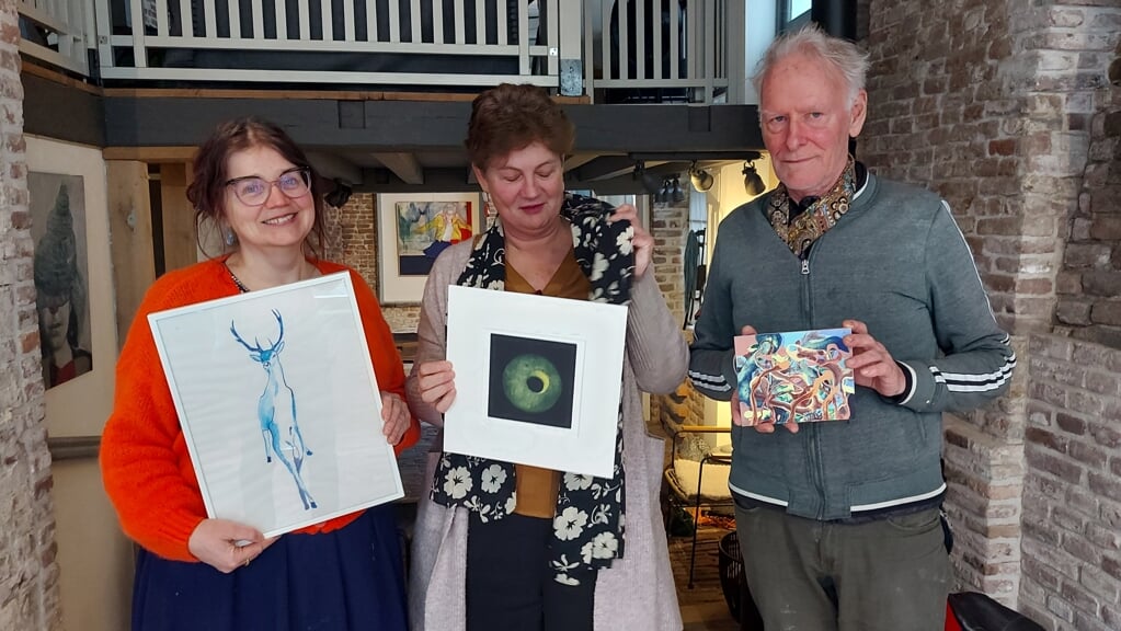 Karen van Dooren, Caroline Koenders en Freek van Ginkel in Galerie LangeHezel 46 met hun 100 euro werk.