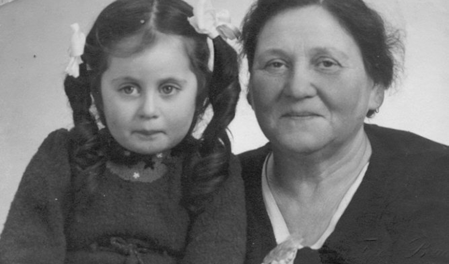 Phili in 1942 met haar oma Hanna