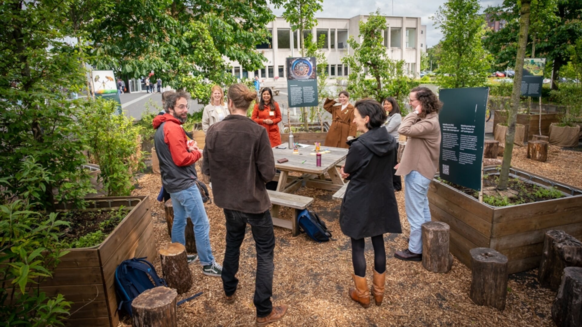 Bijeenkomst in het pop-up-bos op het voorplein van het Linnaeus-gebouw. (Foto: Erik van ‘t Hullenaar)
