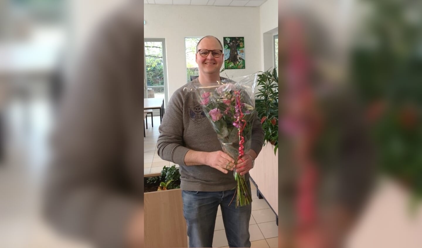 Leon Rutten na in ontvangst nemen van de felicitaties en de bloemen. 