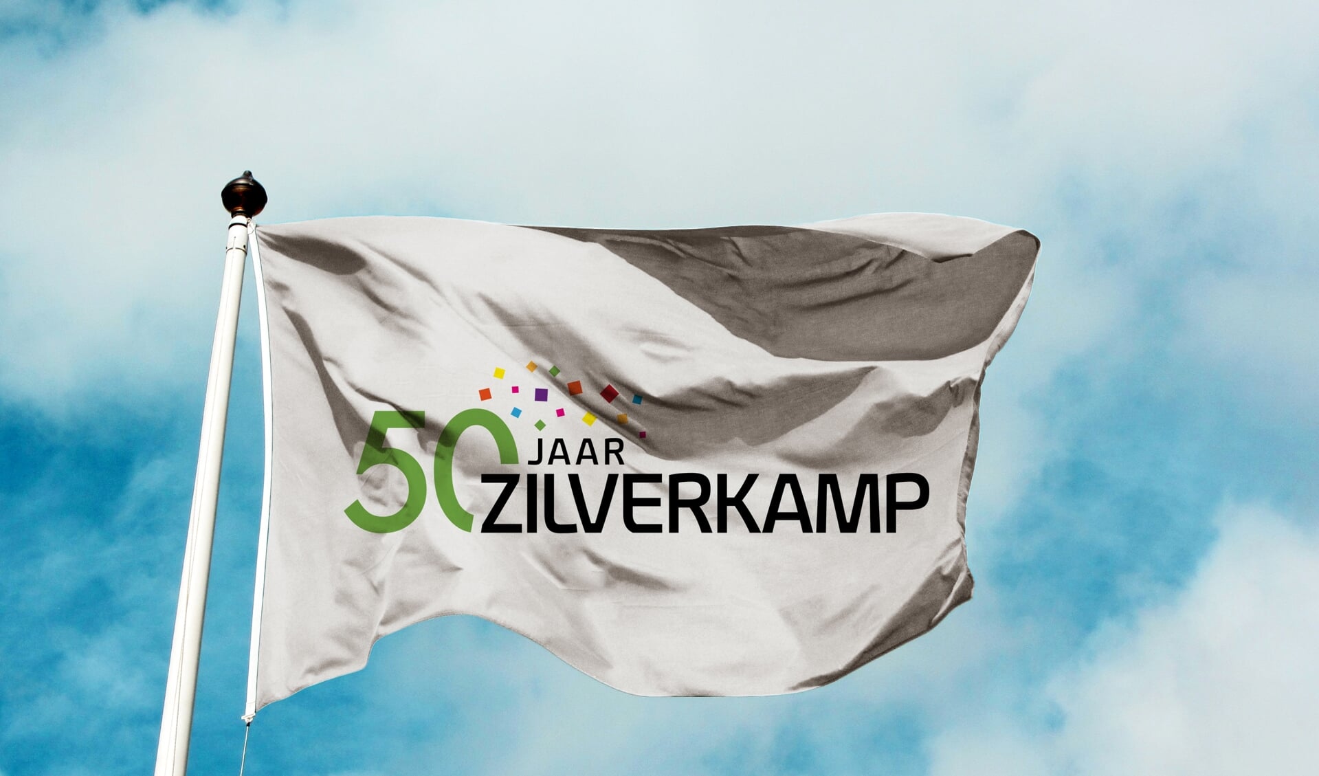 Vlag met logo van 60 jaar Zilverkamp. 