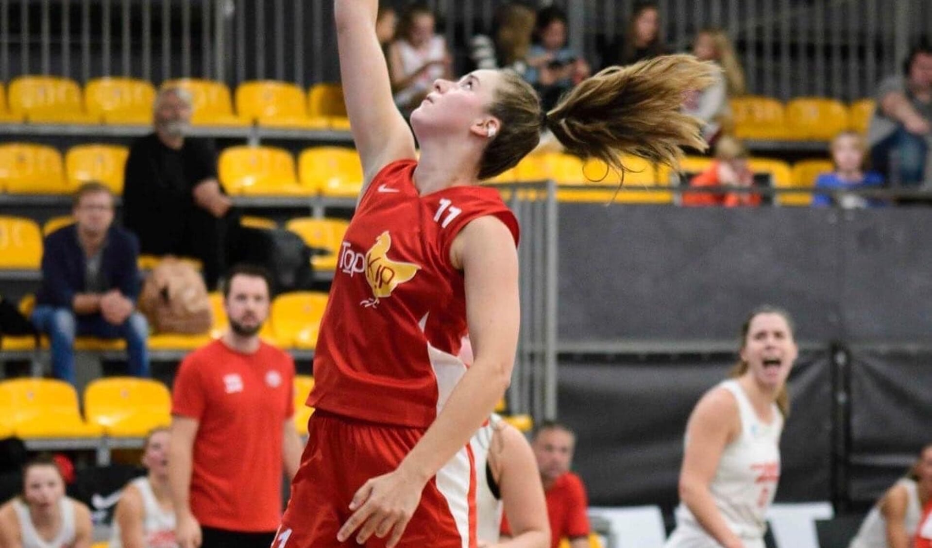 De Nijmeegse basketballster Charlotte van Kleef in actie