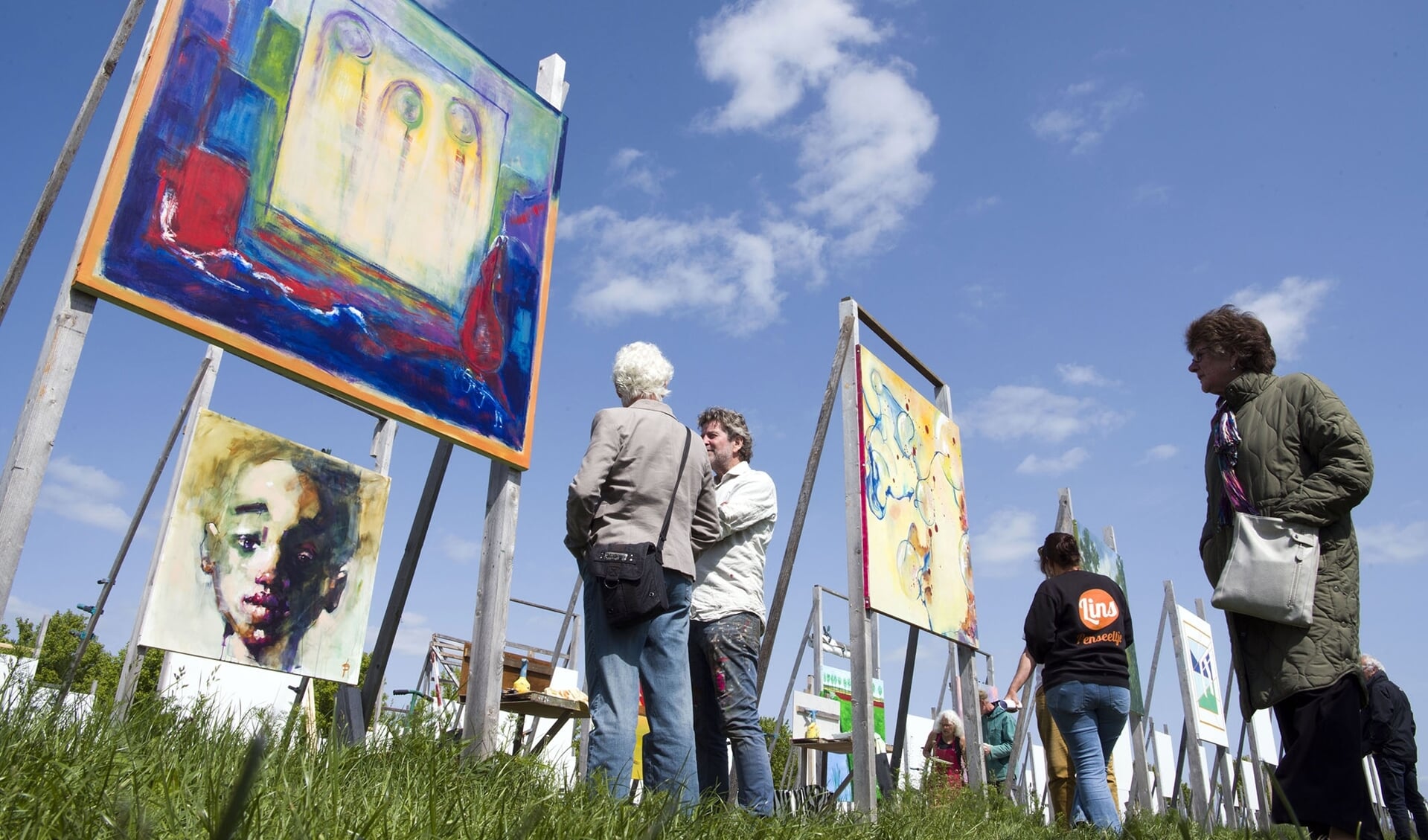 Bezoekers genieten van kunst in de openlucht. 