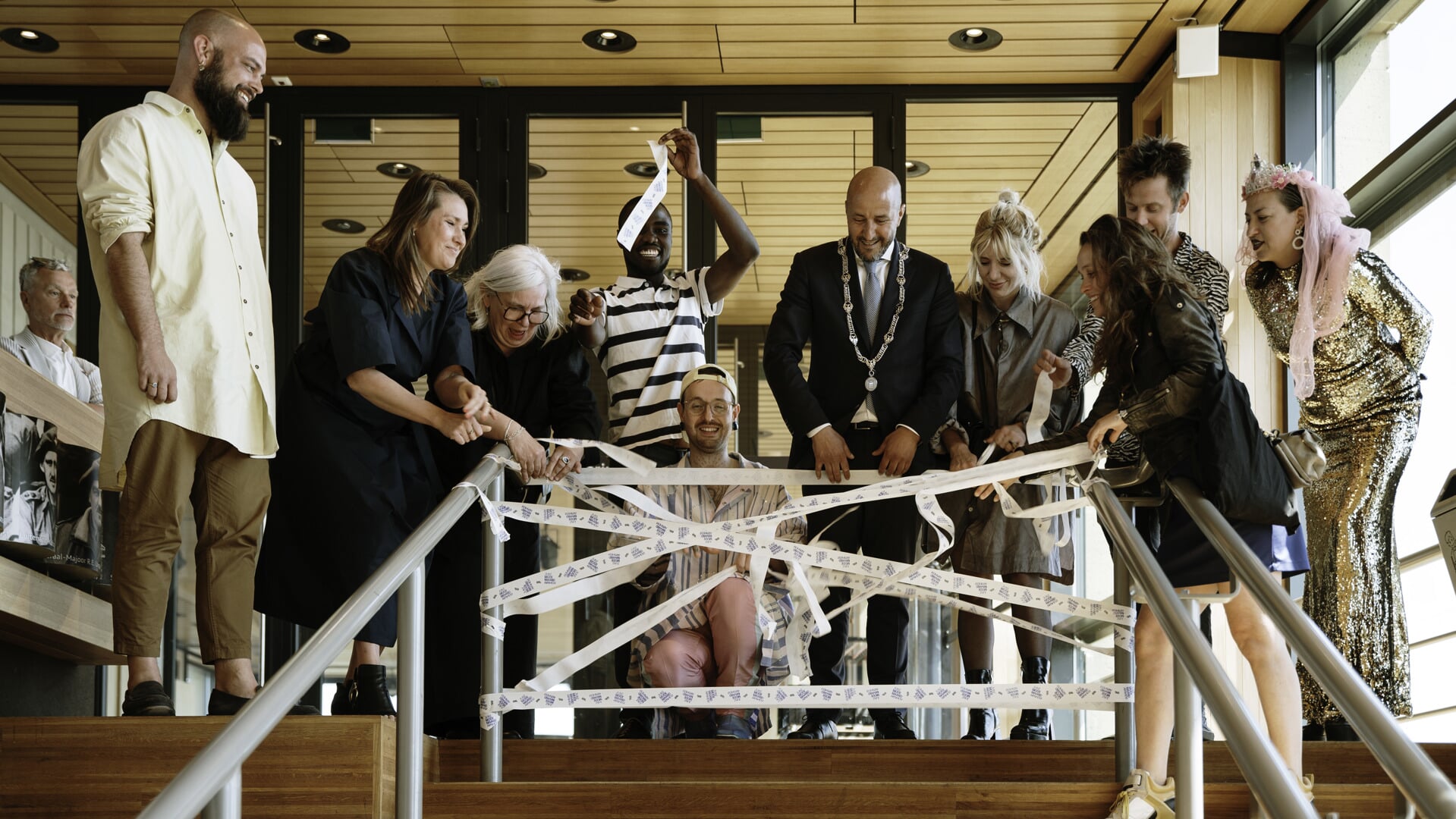 Opening FDFA´23 door burgemeester Marcouch en de kunstenaars/ontwerpers van expositie 'Buiten de Lijntjes' in Rozet.