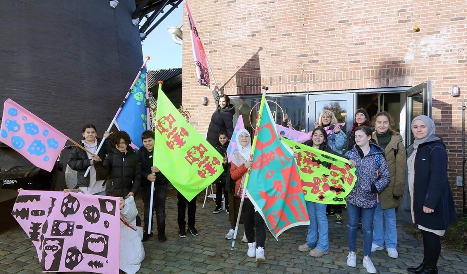 Kinderen van Ibn-i Sina school met de vlaggen.