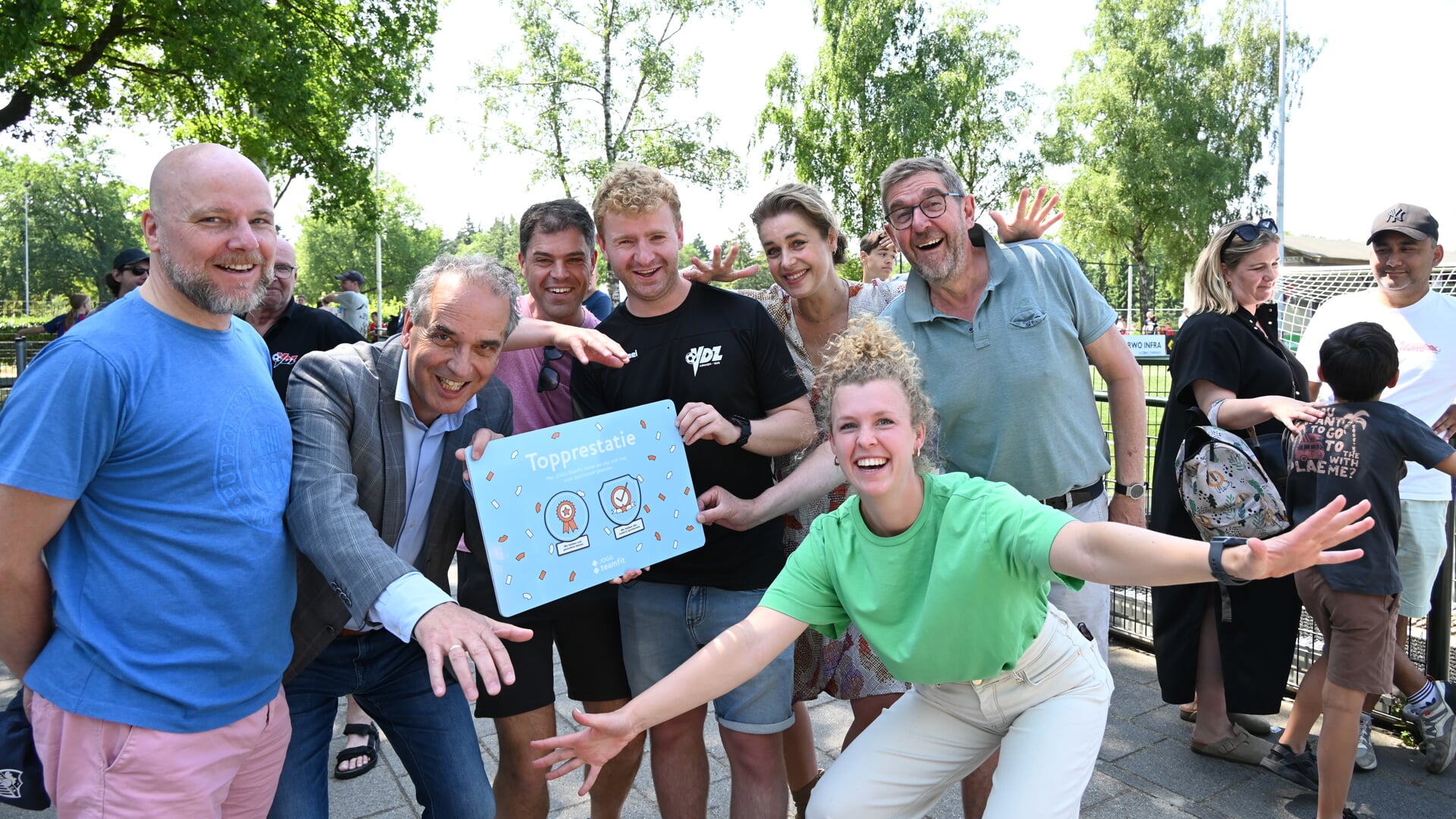 VDZ is de eerste vereniging in Arnhem die de Topprestatiebadge Voeding in ontvangst neemt.