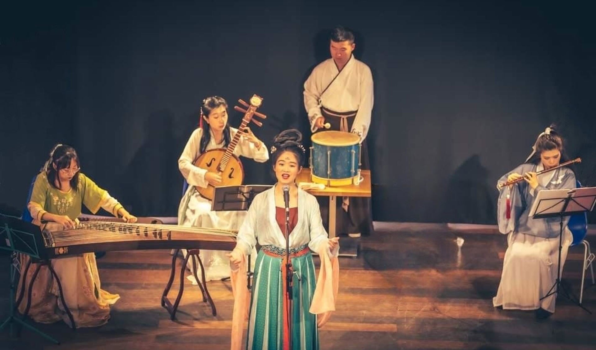 Concert van SweetPotato in traditionele Chinese kleding, in de BBLTHK Wageningen 2022 