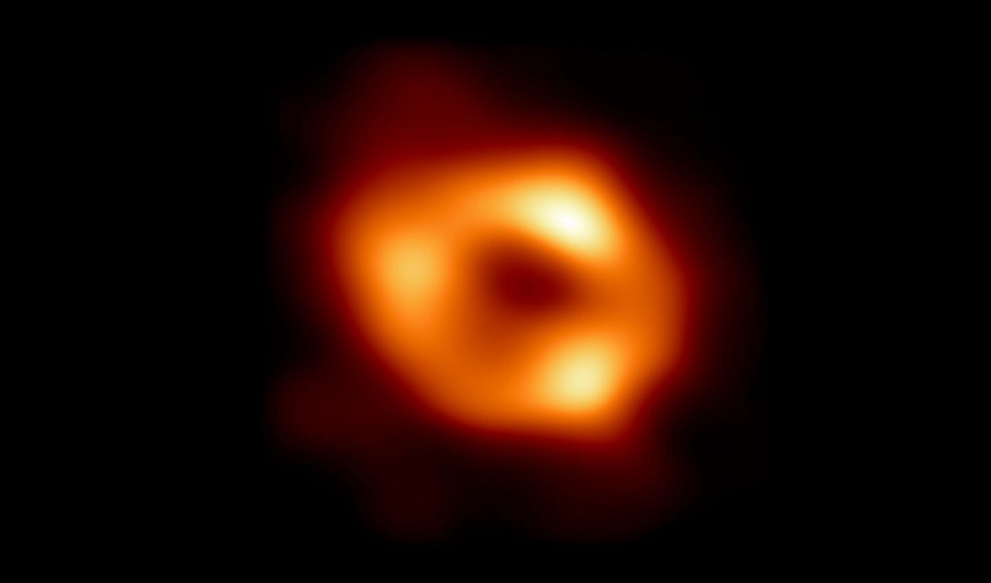 Eerste beeld van het zwarte gat in het centrum van ons sterrenstelsel, 2019. EHT Collaboration.