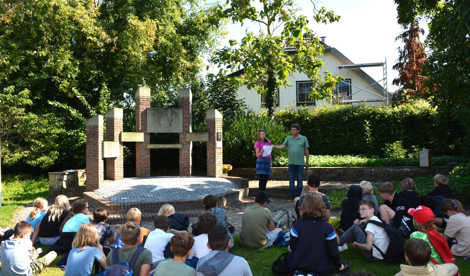 Kranenburgse en Beekse schooljeugd bij herdenking in Beek.