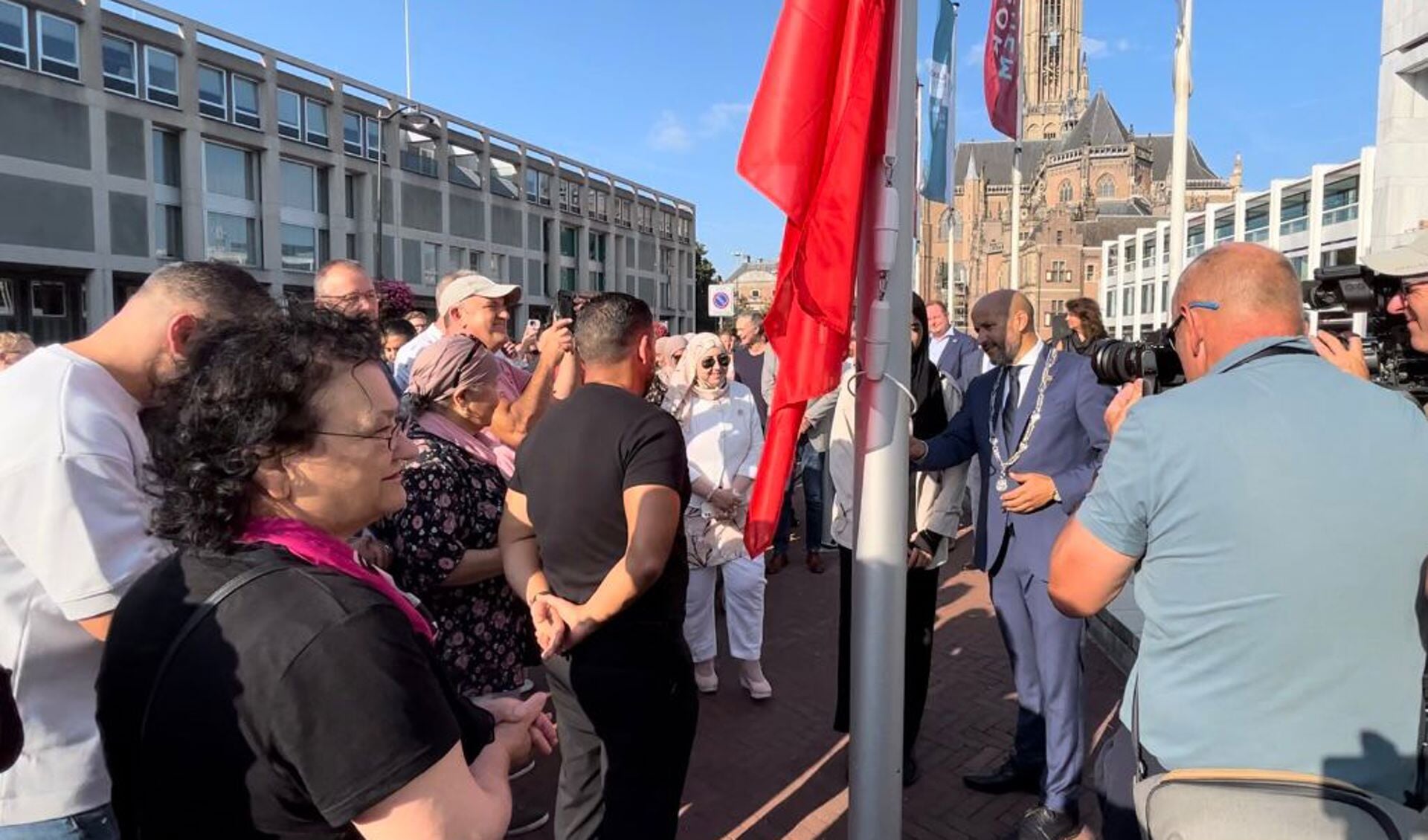 Op maandag 11 september werd de vlag bij het Arnhemse stadhuis halfstok gehangen.