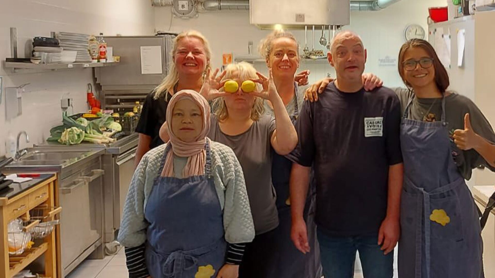 Vrijwilligers van De Nieuwe Hommel in de keuken.