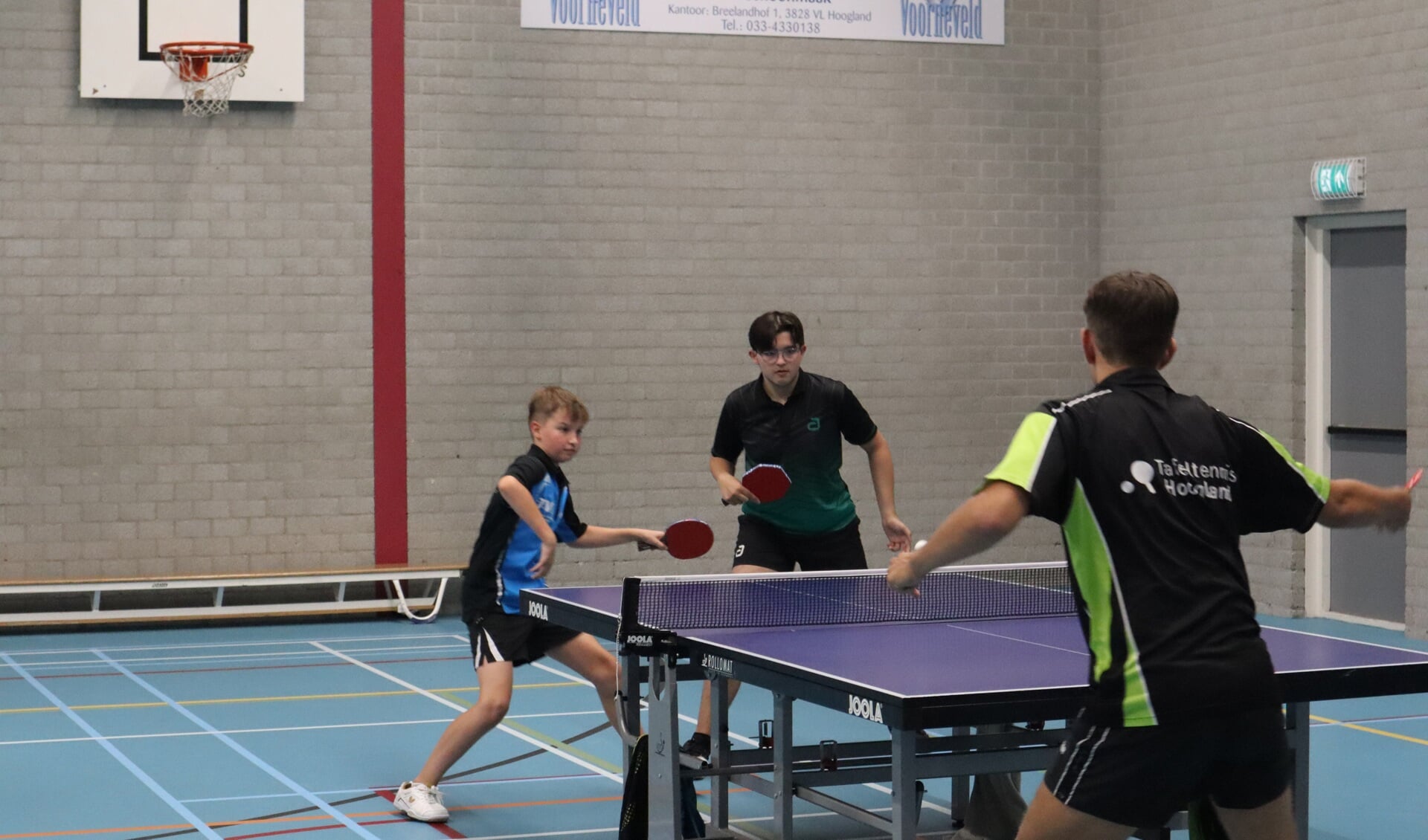 Rens Loozen (l) en Stijn Stellaard in actie in het dubbelspel tegen ttv Hoogland. (foto: Matthijs Loozen)