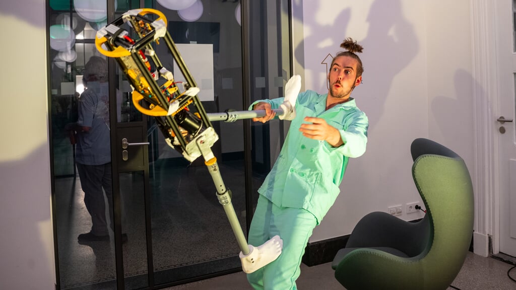 Daniel Simu met zijn zelfgebouwde Acrobot. 