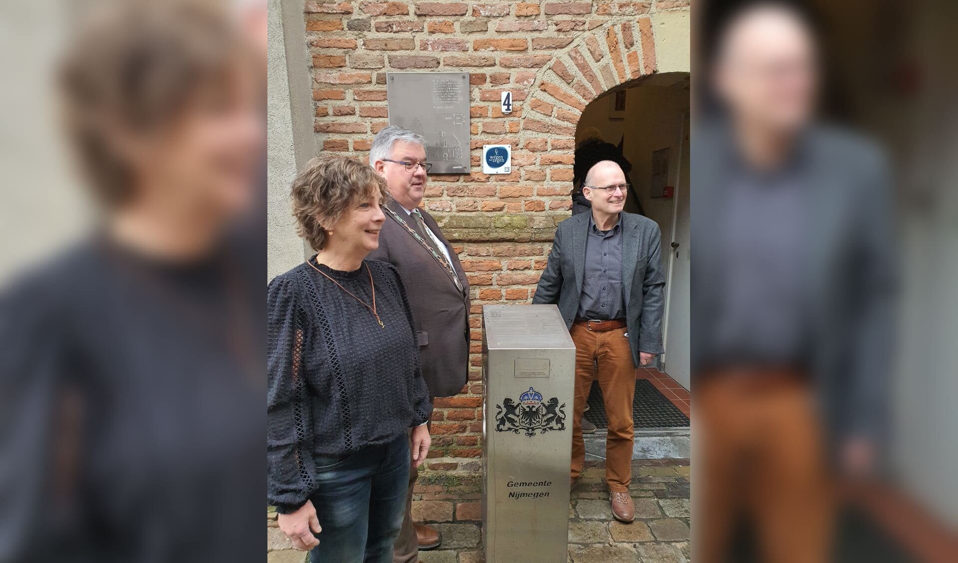 Vlnr Margreet Sanders, (Wegen met Zegen), burgemeester Bruls en Pieter Niesten (Jacobskapel)
