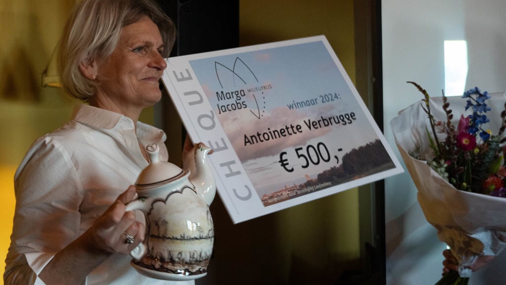 Antoinette Verbrugge ontvangt de Marga Jacobs Milieuprijs.