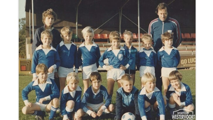 Een elftalfoto van SC Westervoort met onder meer Simone Kemper-Geurts, Wim Stevens, Ronny Arends, Edwin Peters, Ramses Messing en Marc Walravens