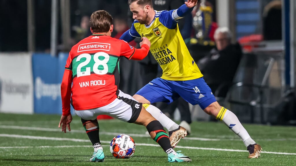 Bart van Rooij in duel met Michael Breij van SC Cambuur. 