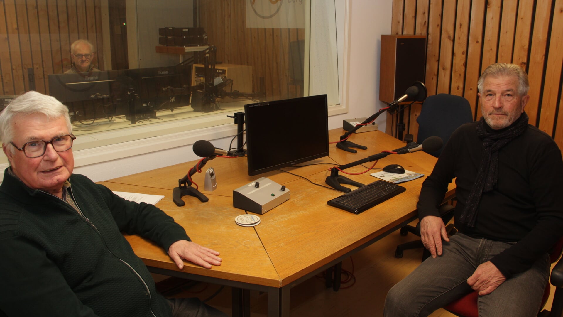 Jan Verbeet, Willie Hopman nemen de podcast met Jan Peters op.